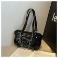 Detalle de bolso en charol negro con grafiti blanco y cadena de metal plateado grueso - Negro