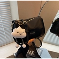 Detalle de bolso acolchado negro con herrajes dorados y colgante de nube de peluche - Negro
