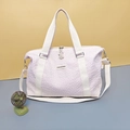 Sac de voyage matelassé violet clair avec poignées blanches et bandoulière amovible - Rose