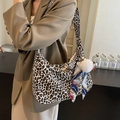Borsa hobo alla moda con stampa leopardata, sciarpa stampata e ciondolo a pompon - Bianco Sporco