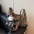 Borsa tote in tela leopardata con tracolla larga regolabile e ciondoli decorativi - Cachi