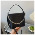 Bolso bombonera retro de cuero negro con cadena de eslabones plateados y bandolera fina - Negro