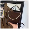Bolso bombonera de cuero suave marrón oscuro con cadena plateada y bandolera - Marrón