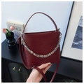 Bolso cubo de cuero rojo vino oscuro con cadena plateada y correa de hombro ajustable - Rojo