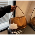 Bolso tipo almohada marrón de cuero sintético con colgante de nube y bandolera - Marrón