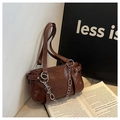 Bolso retro marrón oscuro bajo el brazo con estampado y cadena de plata elegante - Marrón