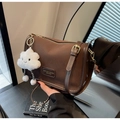 Bolso bandolera de cuero marrón con llavero de nube blanca y correa de hombro delgada - café