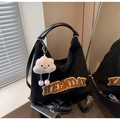 Dettaglio borsa tote nera con lettere di peluche e ciondolo a nuvola nella luce naturale - Stile Lettera HELLNDAY / Nero
