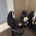 Bolso bandolera acolchado negro en forma de media luna con correa ancha y dije de nube - Con Colgante / Negro