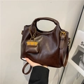 Dunkelbraune Retro-Beuteltasche mit rundem Griff und Mini-Anhänger aus PU-Leder - Braun