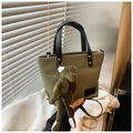 Sac seau en toile vert armée avec bandoulières en cuir noir et charmant singe en peluche - Avec Pendentif / Noir