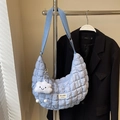 Bolso bandolera azul claro acolchado en forma de media luna con colgante de nube suave - Con Colgante / Azul