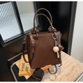 Borsa a secchiello marrone scuro in pelle PU con manici annodati e ciondolo baseball - Con Pendente da Baseball / Marrone