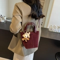 Burgunderfarbene Wildleder-Eimertasche mit Ledergriff und süßem Hund-Anhänger - 24cmx14cmx29cm / Ancorra Rot