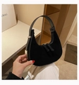 Détail du sac demi-lune en daim noir avec boucles argentées et poignée en cuir lisse - Noir