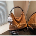 Borsa tote vintage in pelle scamosciata marrone con toppa in pile e ciondolo nuvola - Stile Lettera KILNDAY / Marrone