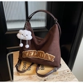 Borsa tote in camoscio marrone con scritte HELNDAY e ciondolo a nuvola bianca - Stile Lettera HELNDAY / caffè