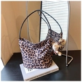 Borsa a secchiello leopardata in tela con ciondolo peluche e tracolla in pelle - Leopardo Nero