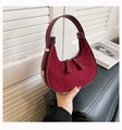 Sac sous le bras croissant en daim bordeaux mat avec patchwork de cuir lisse et zips argentés - Bordeaux