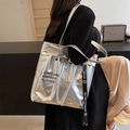 Grande borsa tote argento metallizzato con stampa slogan e cinturino in tessuto indossata - Argento