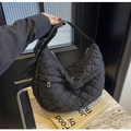 Dettaglio della borsa hobo nera trapuntata con cuciture a rombi e tracolla regolabile - Nero