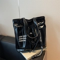 Borsa tote in vernice nera lucida con stampa di testo bianco e nastro logato chic - Nero