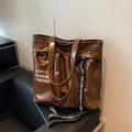 Borsa tote in pelle cerata marrone con testo bianco e tracolla nera con scritte - Marrone