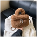 Détail du sac seau en peluche avec fermetures éclair et poignée douce en brun caramel - Marron