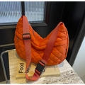 Borsa a mezzaluna trapuntata arancione con motivo a rombi e tracolla larga - Arancione