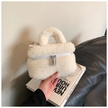 Détail du sac à main en peluche blanche avec fermetures éclair et poignée épaisse douce - Blanc