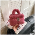 Détail du sac à main en peluche rose avec double fermeture éclair et fausse fourrure - Rose rosé