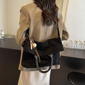 Grande borsa a tracolla in tela nera con ciondoli da baseball su modella con blazer - Con Ciondolo / Nero