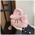 Detailweergave van de roze pluche tas met zilveren ritsen en imitatiebont textuur - Roze