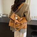 Grande borsa tote marrone in pelle scamosciata con ciondolo da baseball - Con Ciondolo / Marrone
