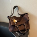 Grande borsa shopper marrone scuro in pelle scamosciata con manici e ciondolo baseball - Con Ciondolo / caffè