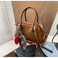 Bolso Boston vintage marrón de cuero sintético con colgantes decorativos y asas de mano - Marrón con colgante