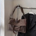 Borsa tote retrò in pelle scamosciata marrone scuro con design ampio e tracolla larga - Senza Ciondolo / caffè
