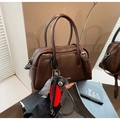 Bolso Boston marrón oscuro con logo AMR❤K y dijes chic con un lazo de cuadros - Café con Colgante