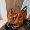 Bruine corduroy shopper met Our Future borduursel en leren schouderbanden - Bruin