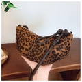 Dettaglio della borsa hobo leopardata con tracolla in pelle annodata e chiusura zip - Marrone