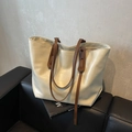 Bolso tote grande blanco roto con costuras geométricas y correa de hombro marrón - Blanco Roto