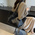 Bolso tote grande de cuero negro con costuras geométricas y correas de hombro - Negro