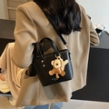 Bolso cubo de cuero negro con colgante de mono en modelo con chaqueta americana beige - Negro con colgante