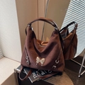 Grande borsa tote marrone scuro con farfalla in metallo liquido e dettagli in pelle - caffè