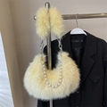 Bolso de hombro en piel sintética amarillo pálido con cadena de perlas y asa de pelo - Amarillo