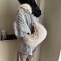 Sac bandoulière demi-lune en peluche abricot avec perles et chaîne argentée chic - Khaki