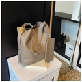 Dunkelbeige Tote Bag aus Leder mit Lychee-Narbung, goldener Schnalle und kleiner Tasche - Grau