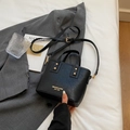 Schicke schwarze Handtasche mit Goldnieten und verstellbarem Riemen in stilvollem Design - Schwarz ohne Anhänger