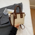 Mini-Tragetasche im Farbkontrast-Design in Creme und Dunkelbraun mit verstellbarem Riemen - Weiß und Kaffee ohne Anhänger