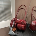 Bolso de hombro de cuero brillante rojo oscuro con bolsillos y oso colgante - Con Colgante / Burdeos